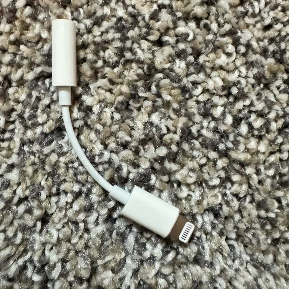 Apple - Headphone / iPad Charging Adapter - Lightning-to-3.5mm White EUC